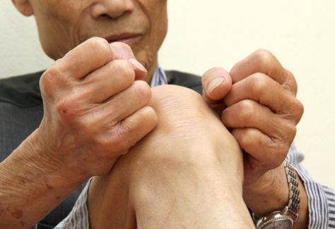 huong-dan-cach-chua-dau-khop-goi-o-nguoi-gia-nguoi-cao-tuoi. 1
