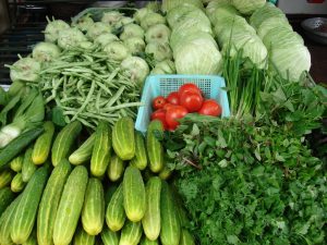 nên ăn rau xanh và hoa quả tươi khi bị rong kinh