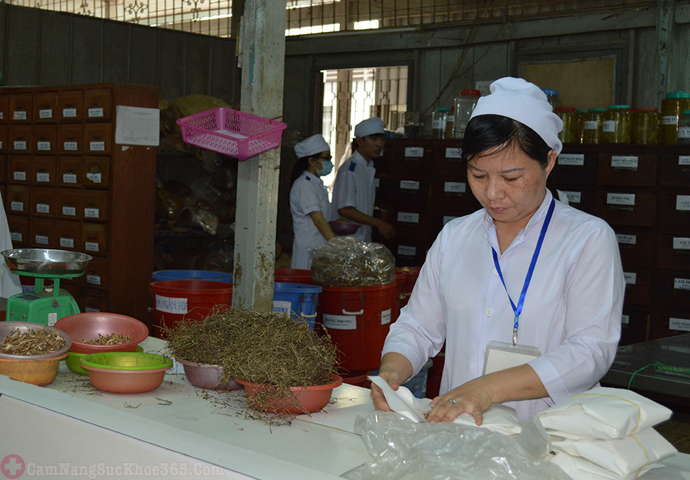 Bác sĩ tư vấn chữa bệnh viêm phụ khoa bằng thuốc đông y