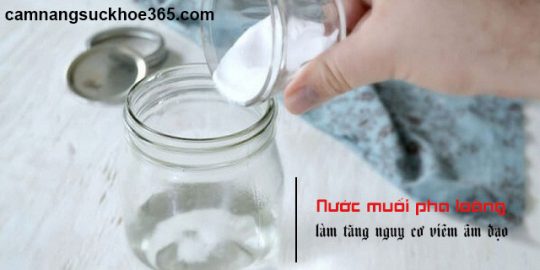 Có nên rửa nước muối khi bị viêm âm đạo?