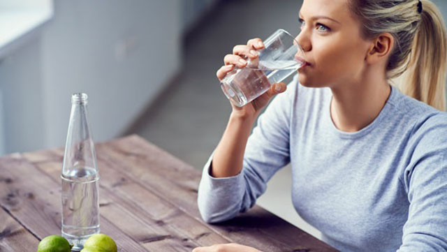 Chữa viêm da dị ứng tiếp xúc bằng uống nhiều nước