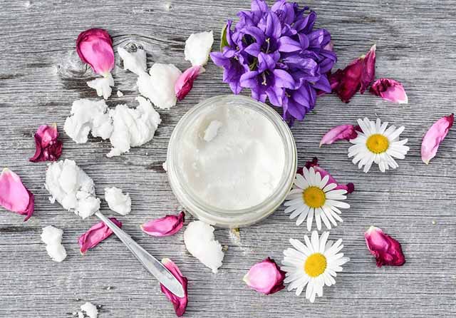 điều trị viêm da dị ứng tiếp xúc bằng dầu dừa