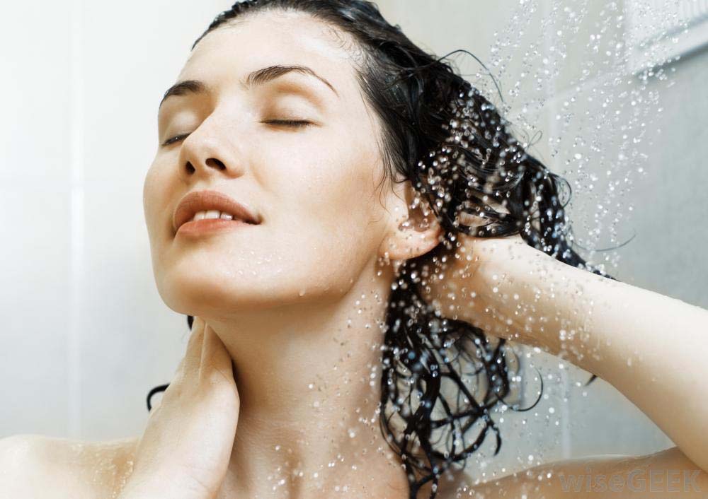 có nên tắm khi bị nổi mề đay không? 