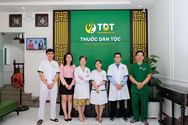 Đội ngũ nhân viên của Trung tâm Nghiên cứu và Ứng dụng Thuốc dân tộc 145 Hoa Lan