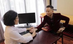 Bác sĩ Nguyễn Thị Vân Anh trực tiếp tiếp nhận điều trị cho nghệ sĩ Tùng Dương