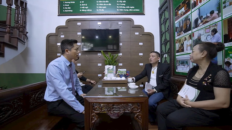 NS Chiến Thắng và NS Thu Hà tới Trung tâm Thuốc dân tộc điều trị đại tràng