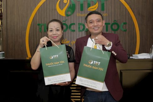 Hai NS cùng được bác sĩ Tuyết Lan kê đơn điều trị với Tiêu thực Phục tràng hoàn