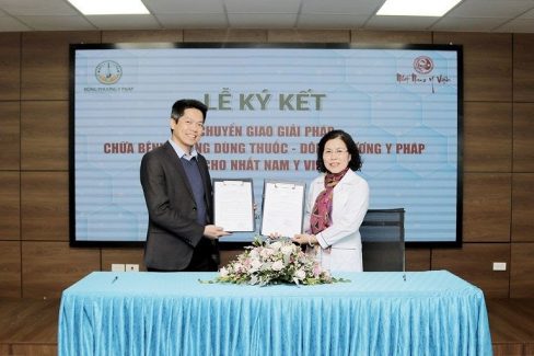  Ông Nguyễn Quang Hưng (tay trái) và Ts Nguyễn Thị Vân Anh (tay phải)
