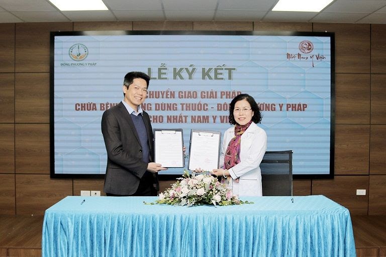  Ông Nguyễn Quang Hưng (tay trái) và Ts Nguyễn Thị Vân Anh (tay phải)