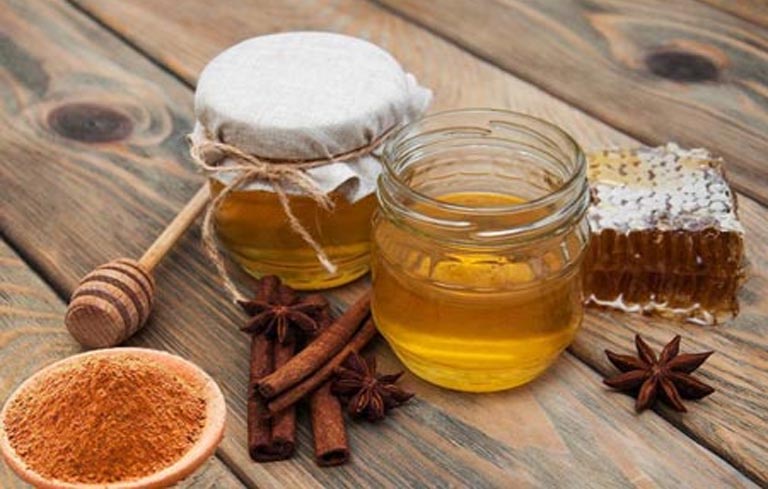 Sử dụng mật ong, bột quế giảm đau đầu gối cho người già