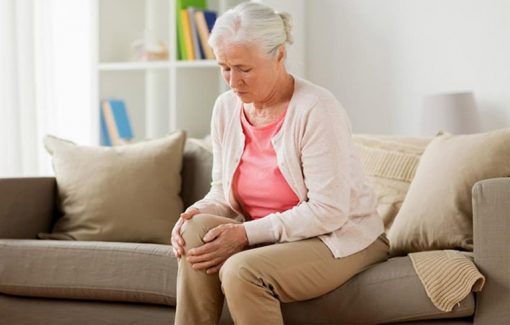 Người già dễ bị đau khớp gối