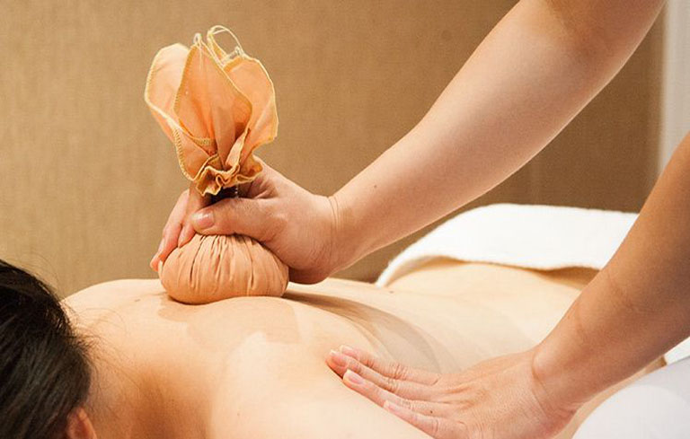 Phương pháp chườm làm giảm các triệu chứng thoát vị đĩa đệm