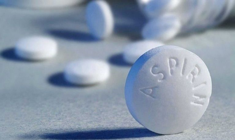 Thuốc Aspirin thường được bác sĩ chỉ định khi chứng đau khớp gối đi kèm với dấu hiệu sưng viêm