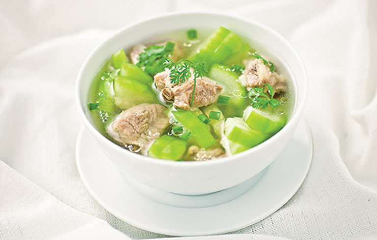 Món canh bí xanh hầm xương tốt cho người thoái hoá khớp gối