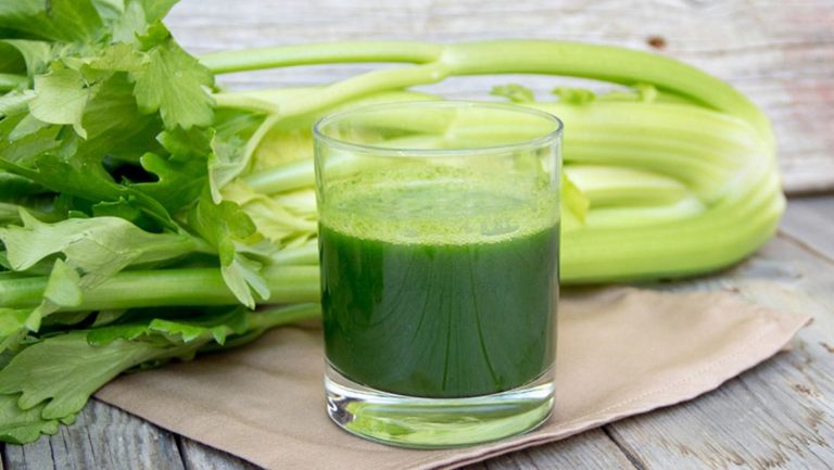 Nước ép cần tây được khuyên dùng cho nam giới để cải thiện sinh lý