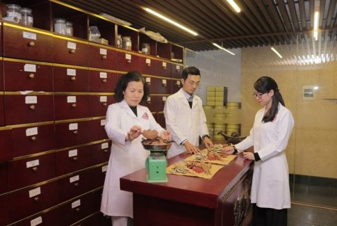 Bác sĩ Vân Anh luôn dành thời gian nghiên cứu các bài thuốc