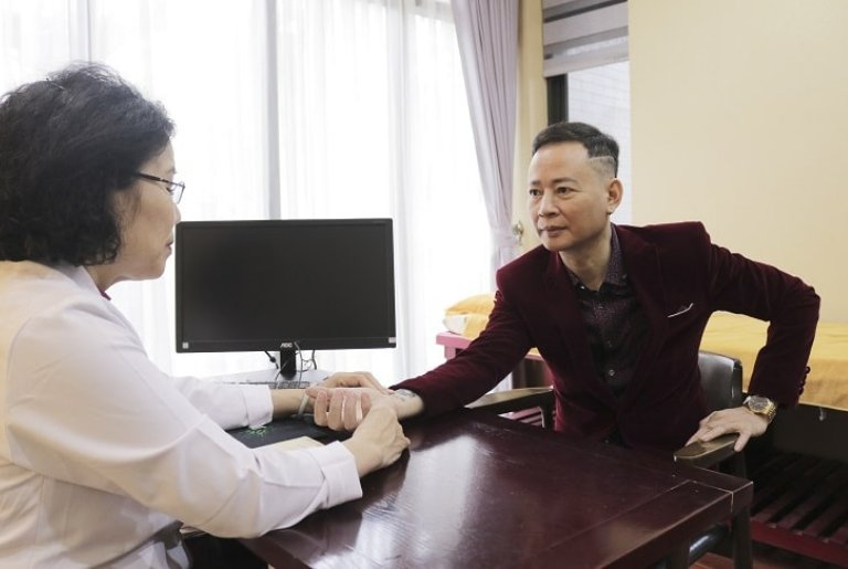 Nghệ sĩ Tùng Dưỡng được bác sĩ Vân Anh trực tiếp điều trị