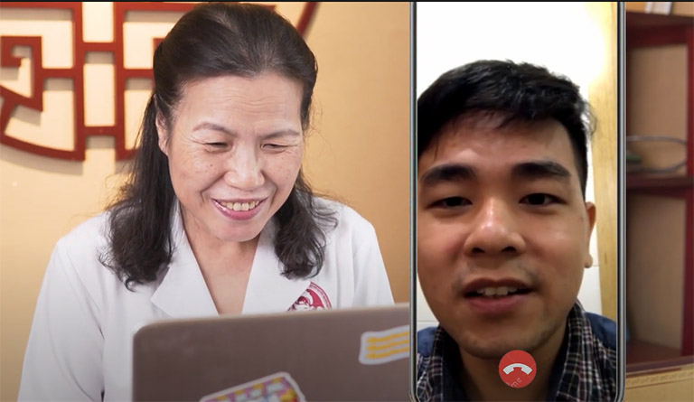 Anh Vũ vui vẻ chia sẻ kết quả điều trị bệnh với bác sĩ Vân Anh